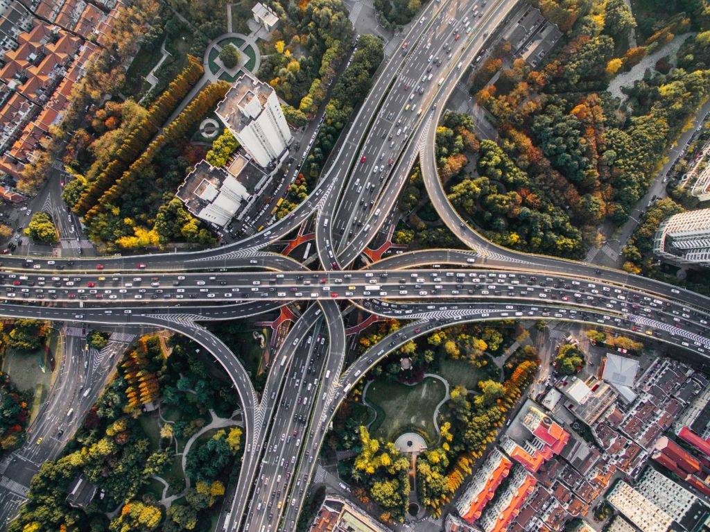 Autobahn mit viel Verkehr
10 Tipps um deine Internetverbindung schneller zu machen